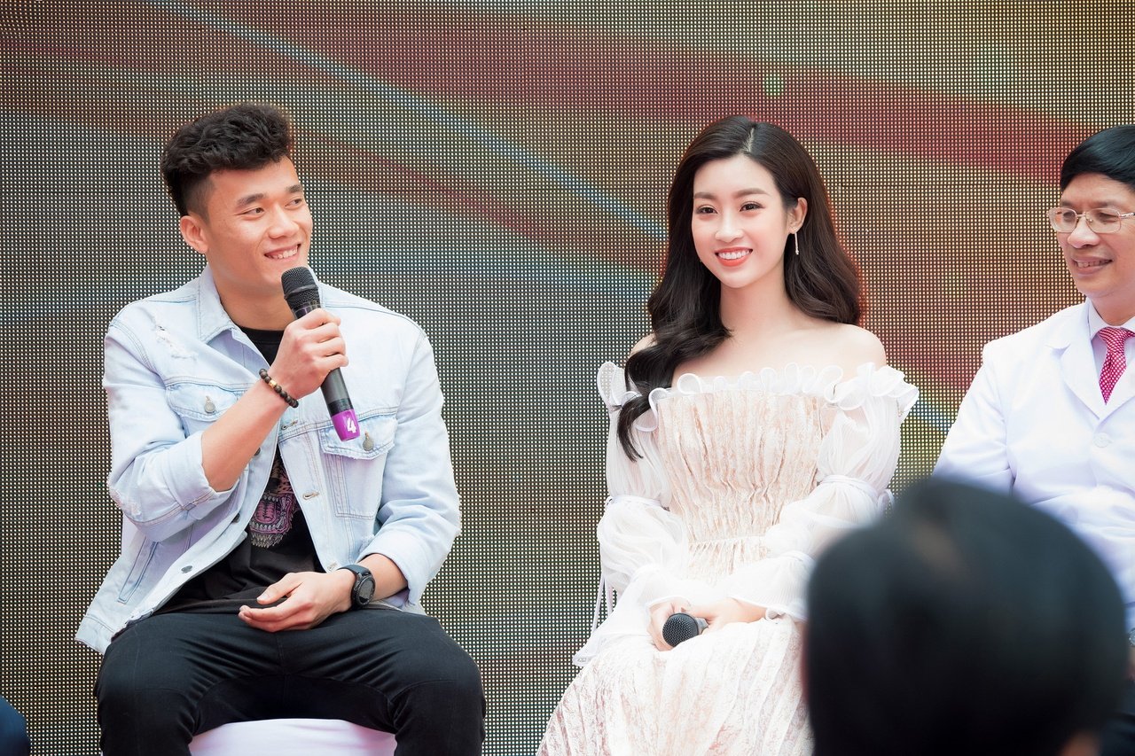 cu-dan-mang-day-song-khi-bui-tien-dung-xuat-hien-tinh-tu-ben-canh-hoa-hau-do-my-linh