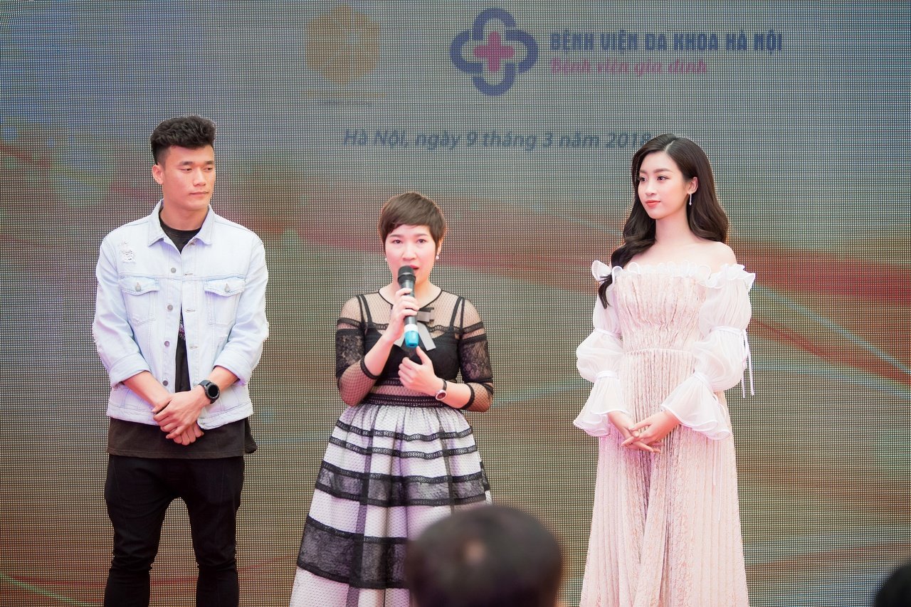 cu-dan-mang-day-song-khi-bui-tien-dung-xuat-hien-tinh-tu-ben-canh-hoa-hau-do-my-linh