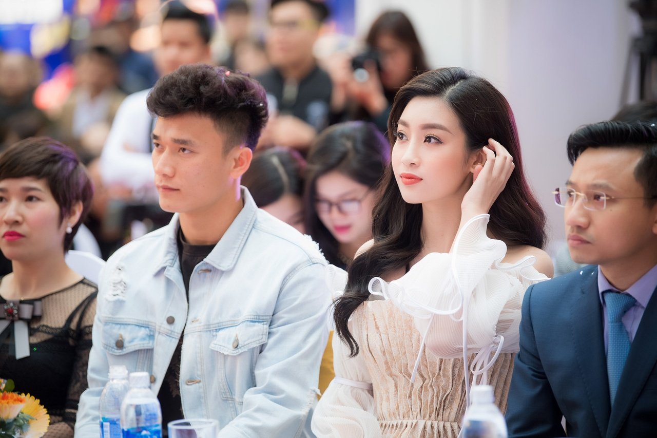 cu-dan-mang-day-song-khi-bui-tien-dung-xuat-hien-tinh-tu-ben-canh-hoa-hau-do-my-linh