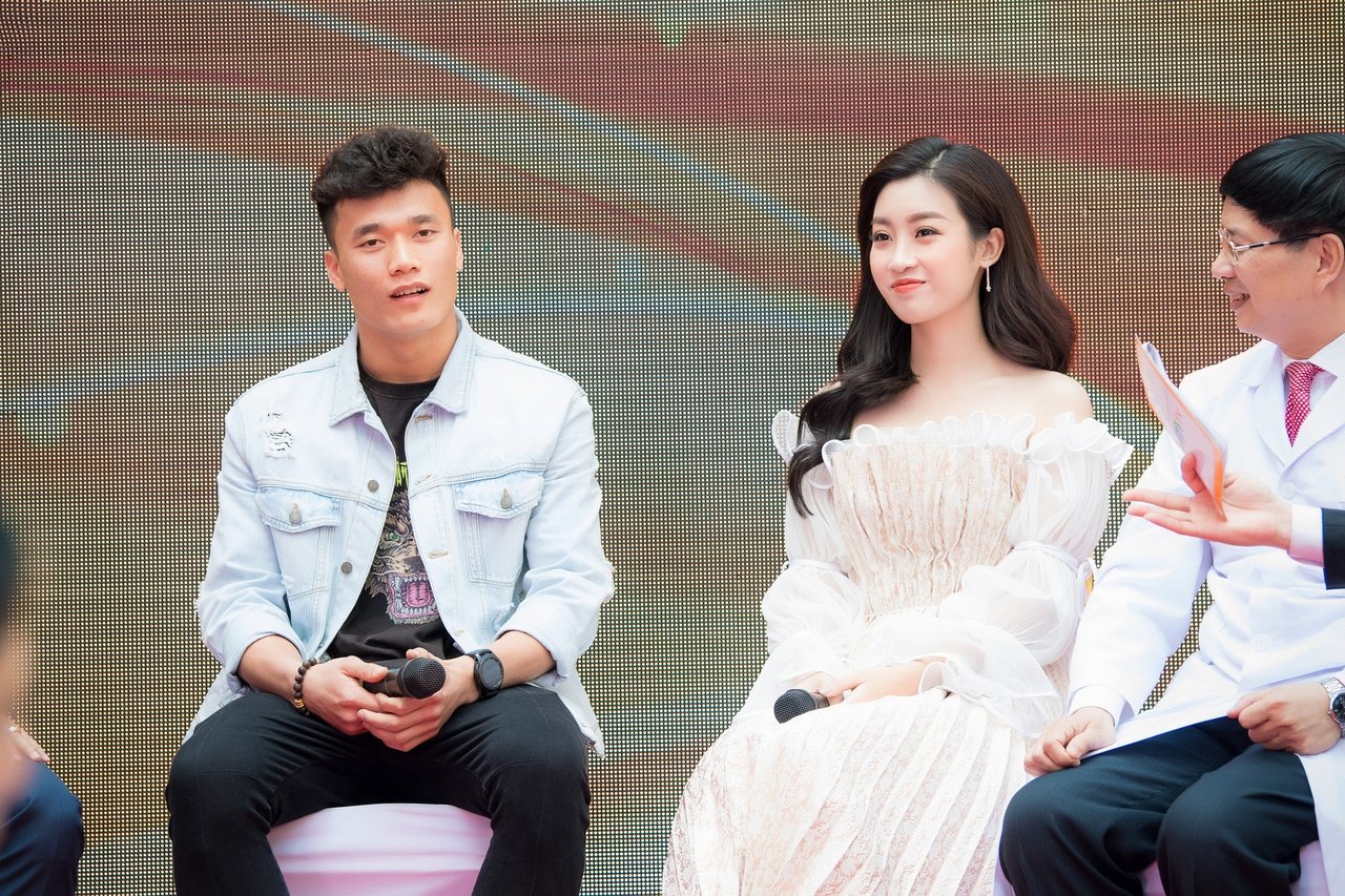 cu-dan-mang-day-song-khi-bui-tien-dung-xuat-hien-tinh-tu-ben-canh-hoa-hau-do-my-linh