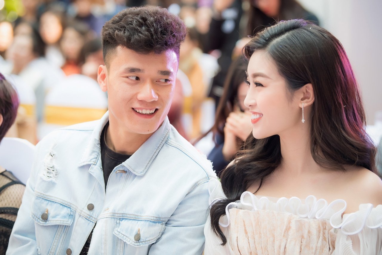 cu-dan-mang-day-song-khi-bui-tien-dung-xuat-hien-tinh-tu-ben-canh-hoa-hau-do-my-linh