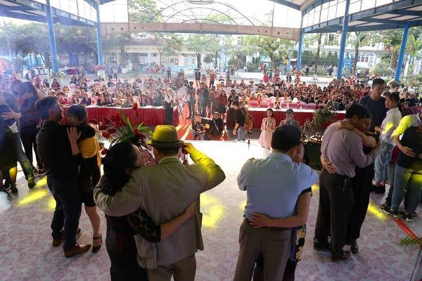 nhung-nu-hon-nong-chay-o-le-hoi-hoa-hong-bulgaria