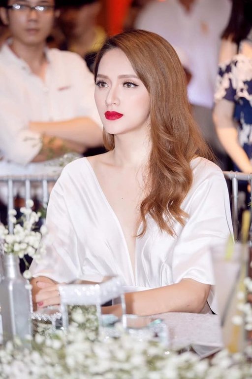từ một chàng trai nữ tính đến đỉnh cao nhan sắc của một Hoa hậu chuyển giới quốc tế 2018