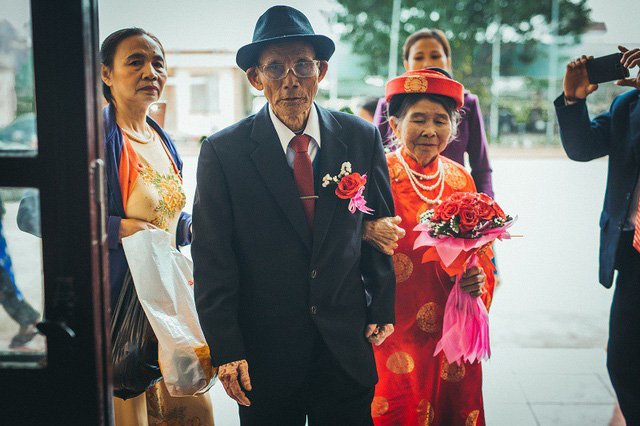 Bộ ảnh cưới kim cương của hai ông bà đã nắm tay qua 60 mùa xuân