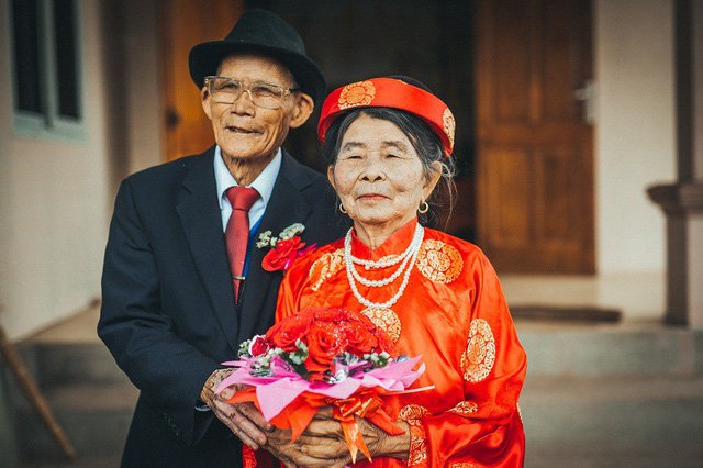 Bộ ảnh cưới kim cương của hai ông bà đã nắm tay qua 60 mùa xuân