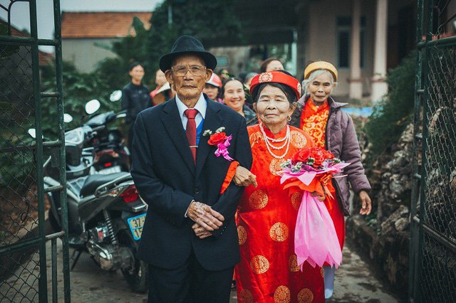 Bộ ảnh cưới kim cương của hai ông bà đã nắm tay qua 60 mùa xuân