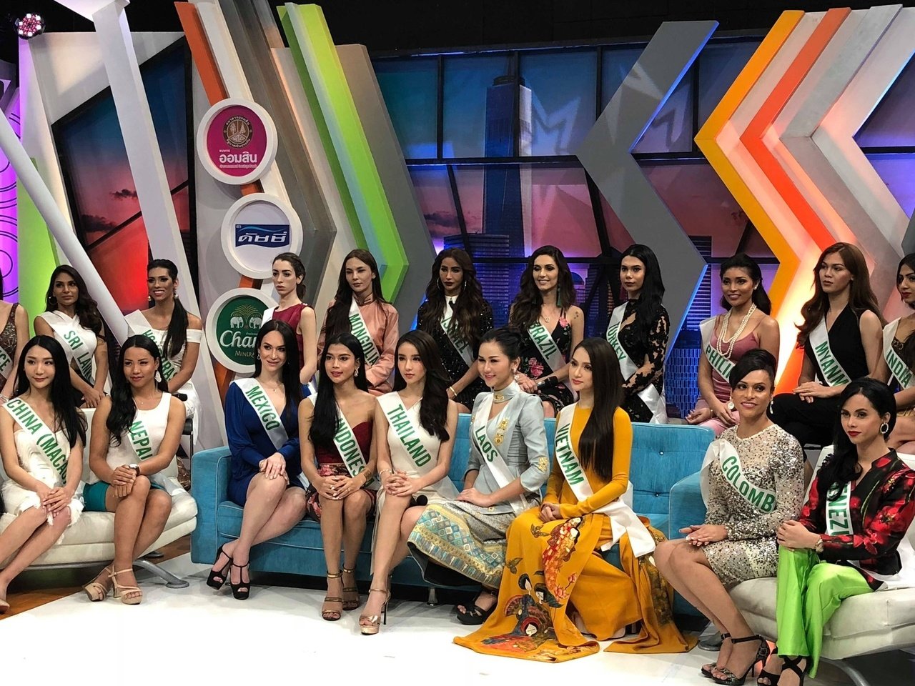 huong-giang-idol-va-hanh-trinh-ghi-dau-an-day-cam-hung-tren-dat-thai