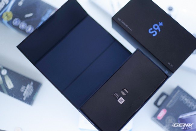 Cận cảnh Galaxy S9+ màu Xanh San Hô phiên bản nhà mạng KT Hàn Quốc