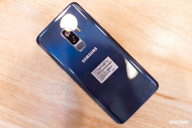 Cận cảnh Galaxy S9+ màu Xanh San Hô phiên bản nhà mạng KT Hàn Quốc