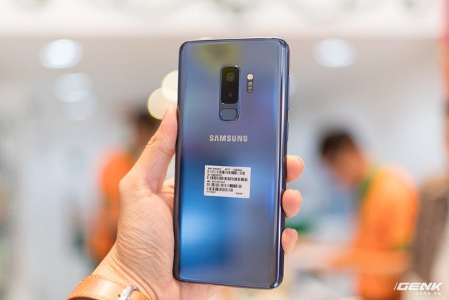 Cận cảnh Galaxy S9+ màu Xanh San Hô phiên bản nhà mạng KT Hàn Quốc