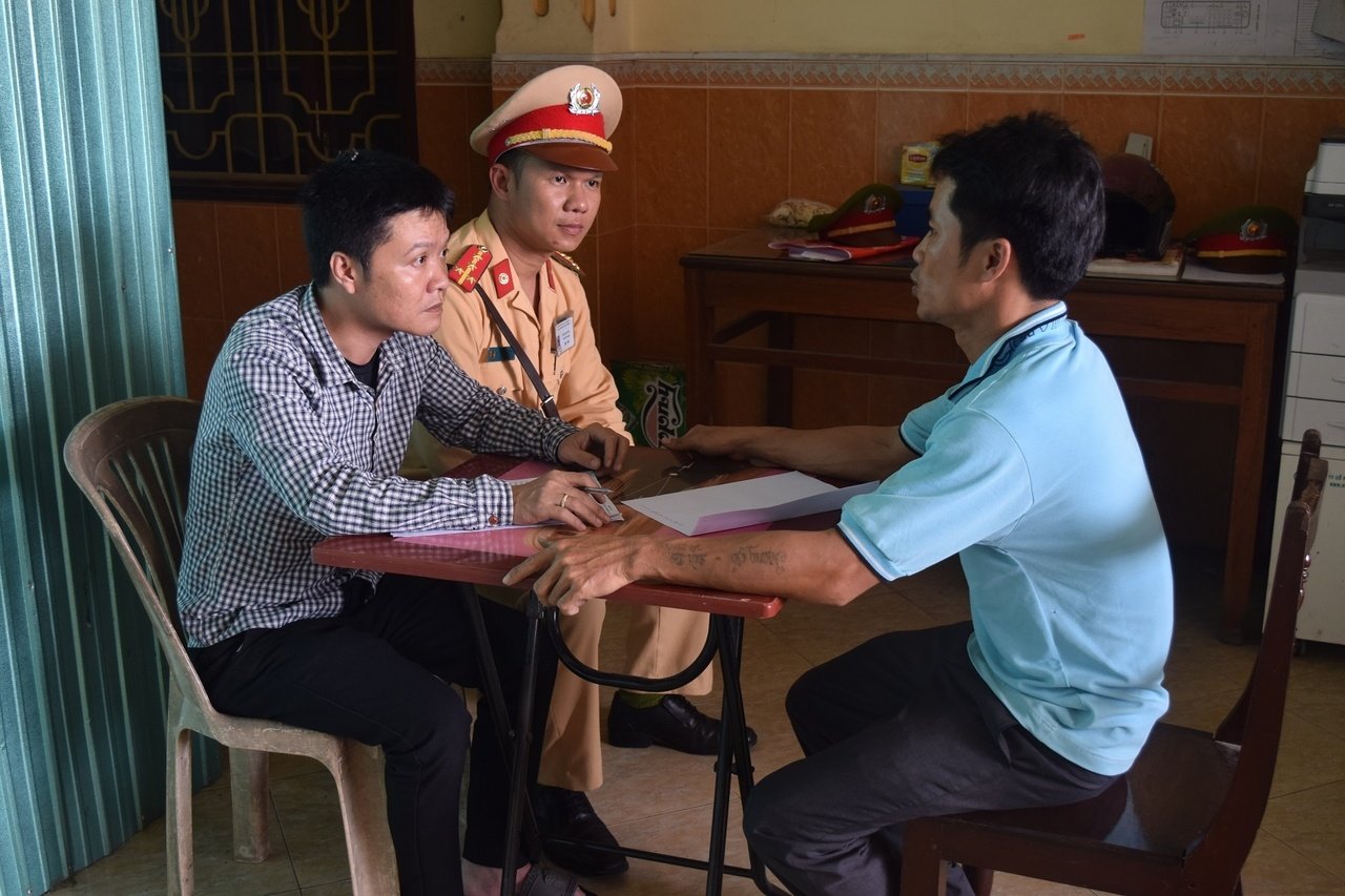 thua-thien-hue-bat-xe-o-to-cho-800-goi-thuoc-la-khong-ro-nguon-goc