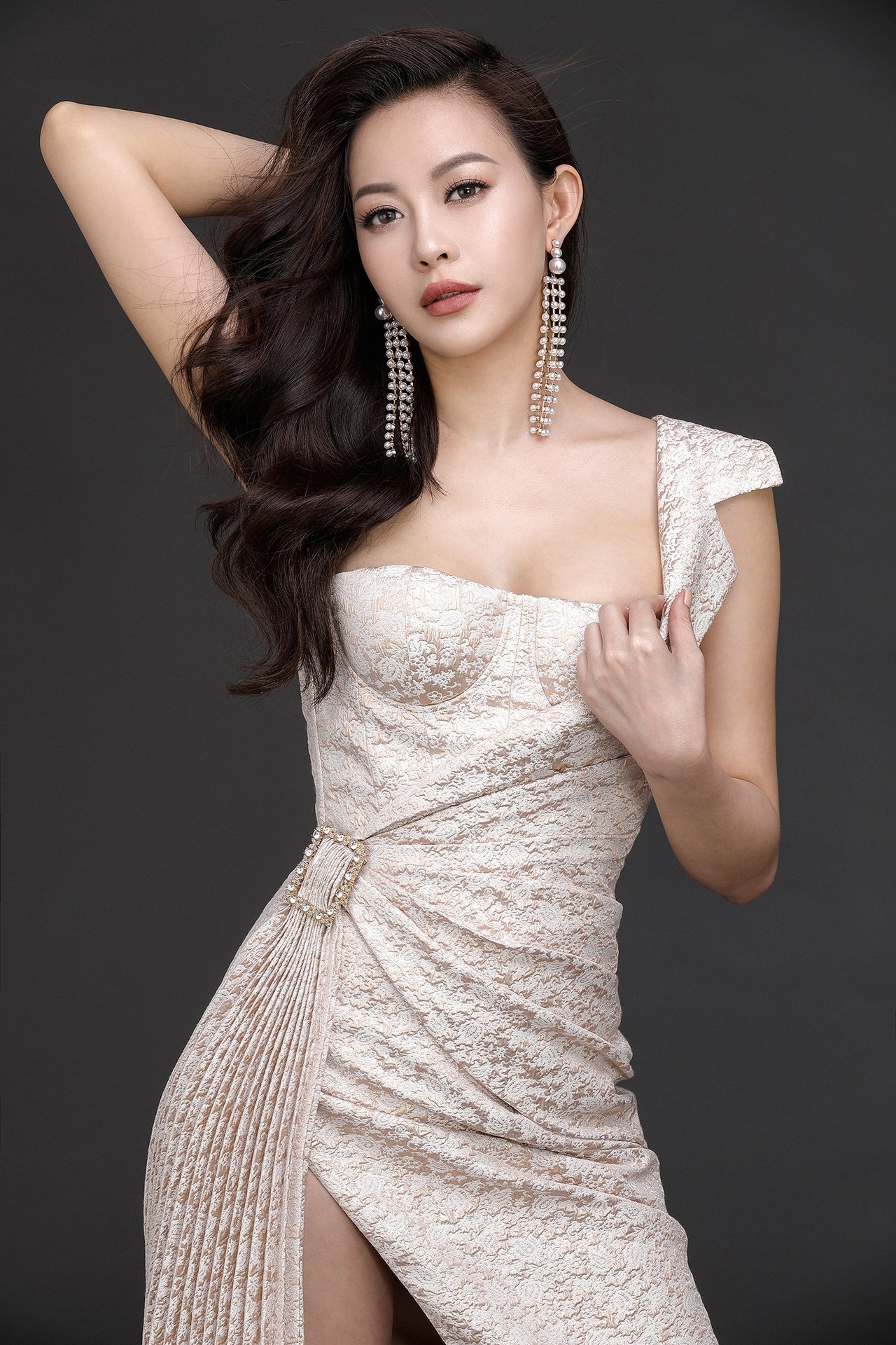 hoa-hau-hai-duong-khoe-nhan-sac-khong-tuoi-canh-mc-phan-anh-sau-on-ao-mat-facebook-trieu-do
