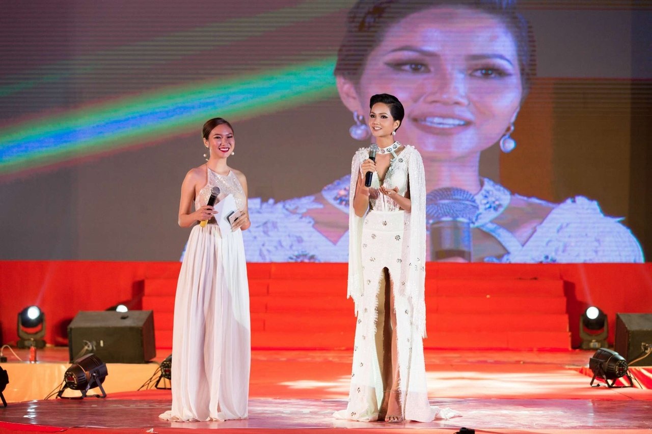 hoa-hau-hhen-nie-chon-trang-phuc-mau-trang-giup-noi-bat-lan-da-nau-dac-trung