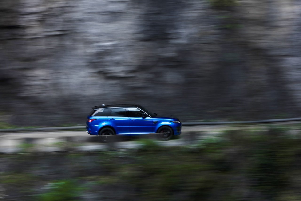 range-rover-sport-svr-2018-vuot-mat-sieu-xe-ferrari-tren-duong-hiem