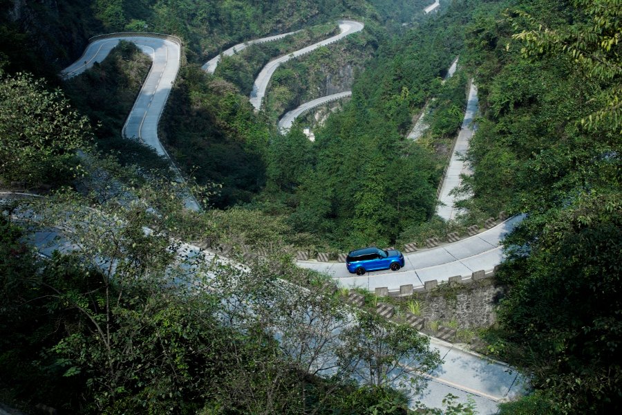 range-rover-sport-svr-2018-vuot-mat-sieu-xe-ferrari-tren-duong-hiem