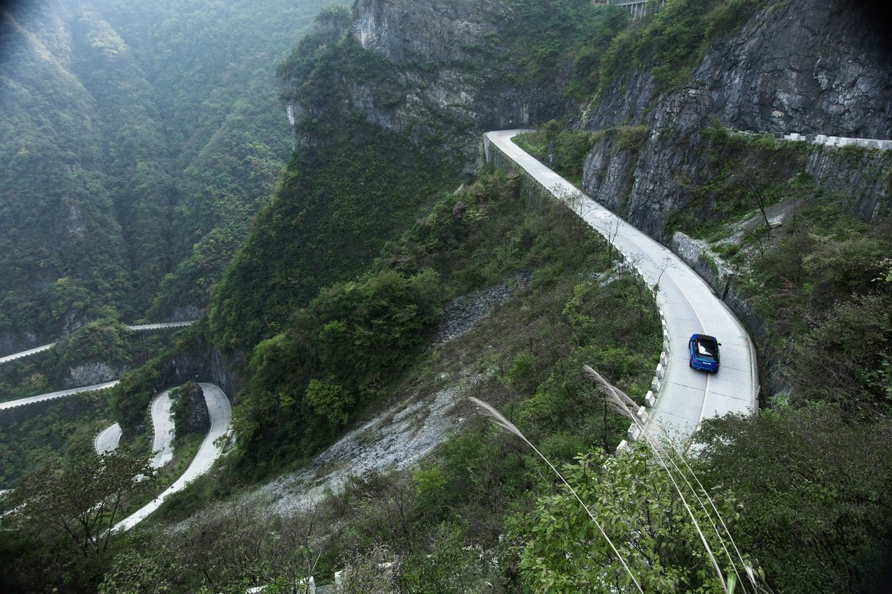 range-rover-sport-svr-2018-vuot-mat-sieu-xe-ferrari-tren-duong-hiem
