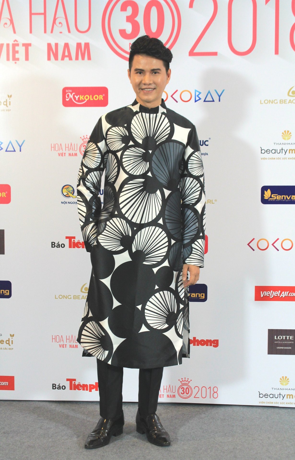 hot-top-3-hoa-hau-viet-nam-2014-va-2016-cung-xuat-hien-trong-mot-khung-hinh-ban-cham-ai-dinh-hon
