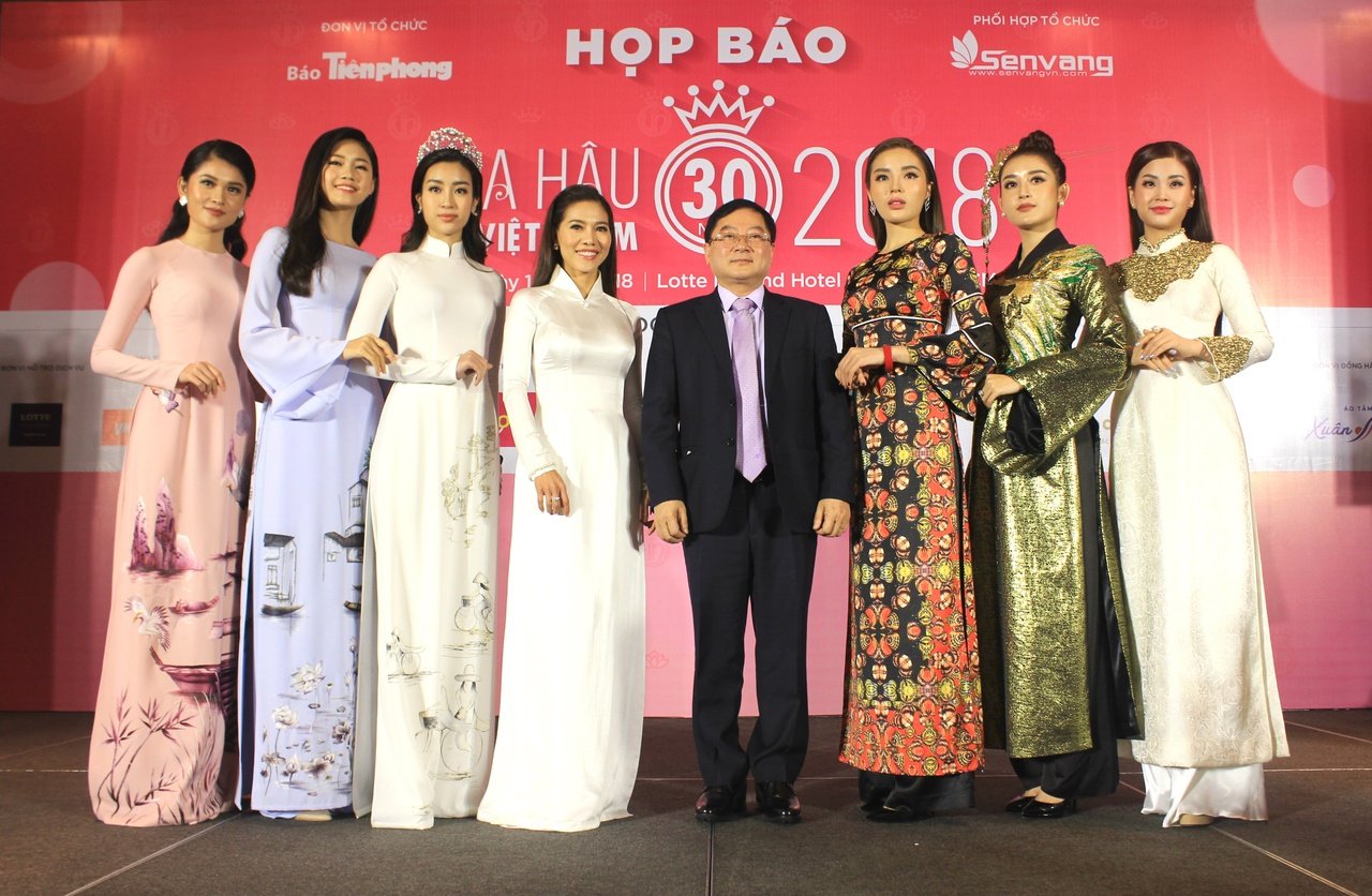 hot-top-3-hoa-hau-viet-nam-2014-va-2016-cung-xuat-hien-trong-mot-khung-hinh-ban-cham-ai-dinh-hon