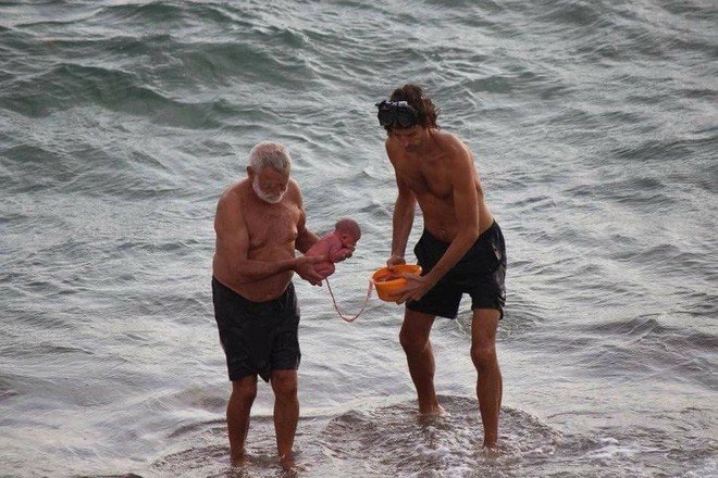 Khoảnh khắc tuyệt vời khi mẹ bầu người Nga trầm mình xuống biển để sinh con