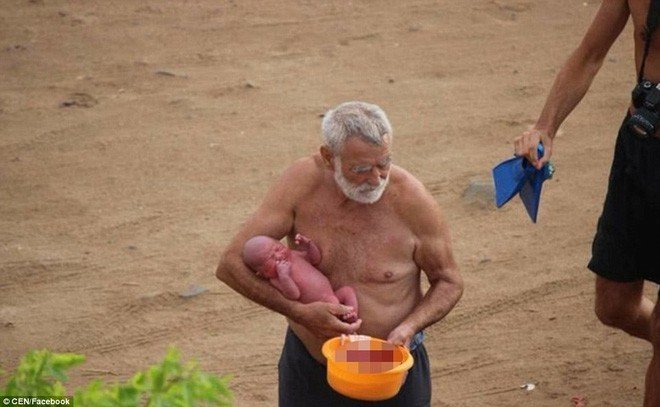 Khoảnh khắc tuyệt vời khi mẹ bầu người Nga trầm mình xuống biển để sinh con