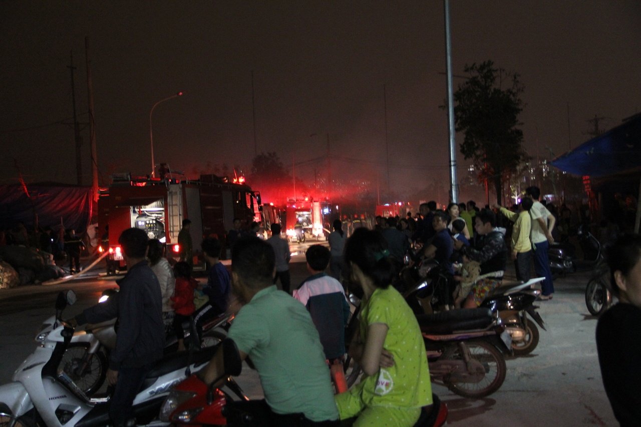 ha-noi-chay-lon-tai-xuong-phe-lieu-trong-dem