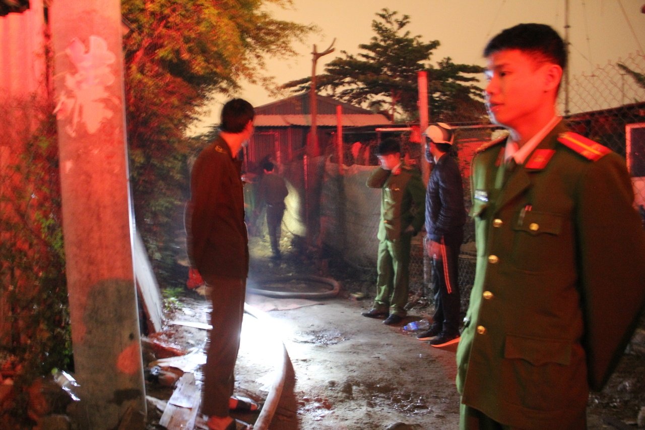 ha-noi-chay-lon-tai-xuong-phe-lieu-trong-dem