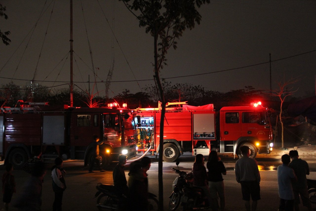 ha-noi-chay-lon-tai-xuong-phe-lieu-trong-dem
