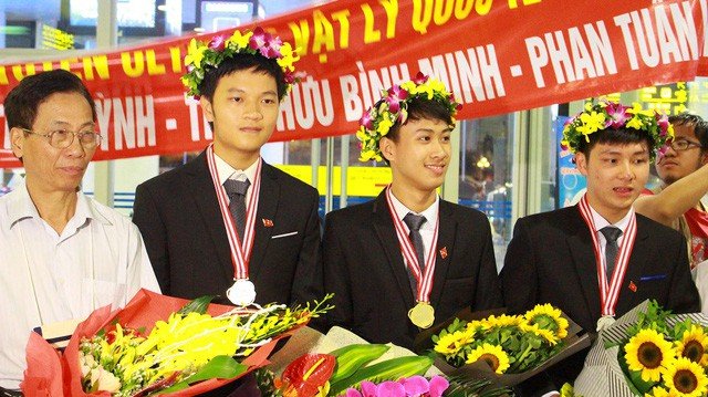Bố mất sớm, mẹ bán thịt, cậu học trò Quảng Bình đỗ ĐH số một thế giới