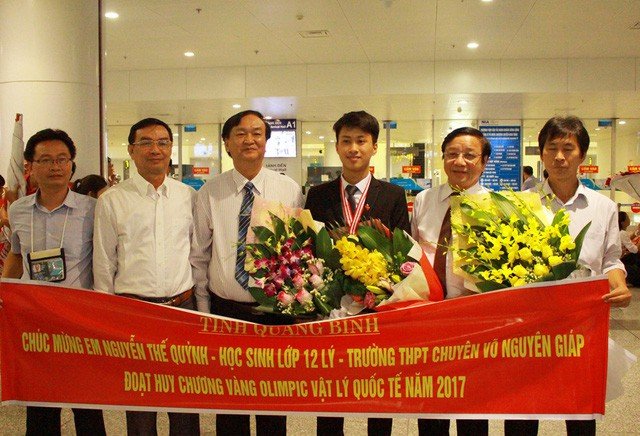 Bố mất sớm, mẹ bán thịt, cậu học trò Quảng Bình đỗ ĐH số một thế giới