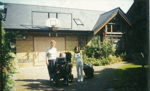 Gặp cô con gái nuôi người Việt của Stephen Hawking: 