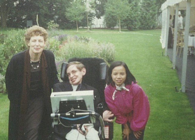 Gặp cô con gái nuôi người Việt của Stephen Hawking: 