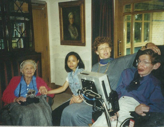 Chuyện ít biết về con gái nuôi người Việt của nhà bác học Stephen Hawking