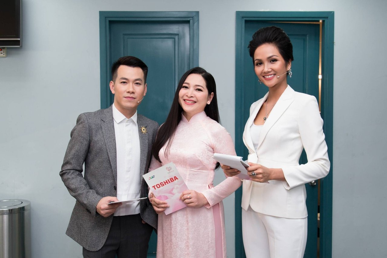 voi-101-kieu-toc-hoa-hau-hhen-nie-chung-minh-toc-ngan-chua-bao-gio-la-mot-mau