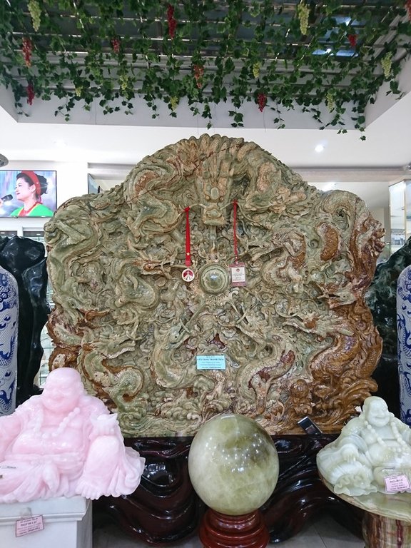 Cận cảnh bức tranh ngọc tạc 9 con rồng lớn nhất châu Á của đại gia Thái Nguyên