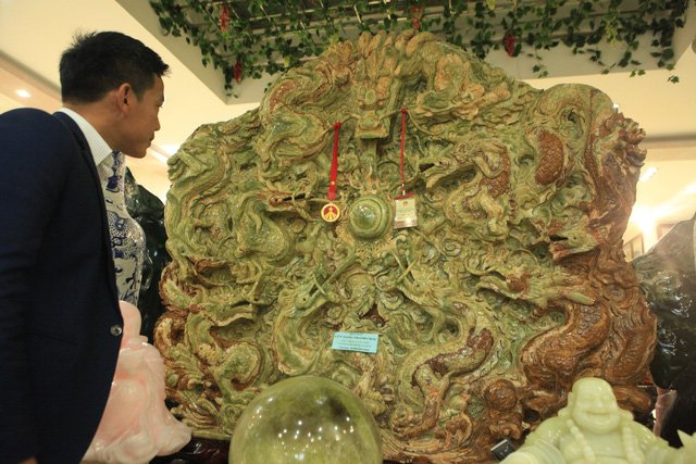 Cận cảnh bức tranh ngọc tạc 9 con rồng lớn nhất châu Á của đại gia Thái Nguyên