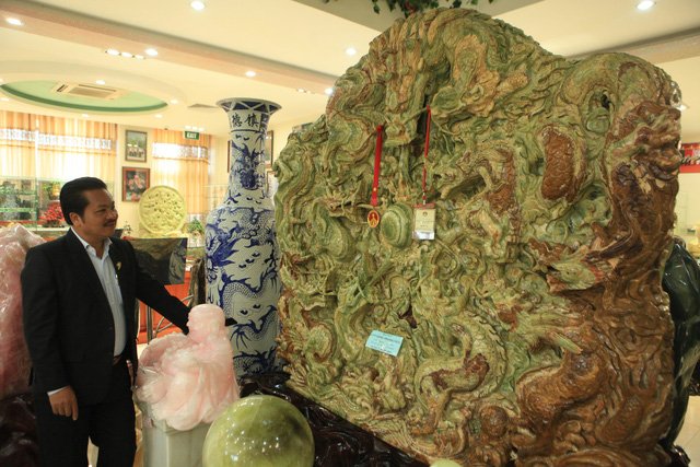 Cận cảnh bức tranh ngọc tạc 9 con rồng lớn nhất châu Á của đại gia Thái Nguyên