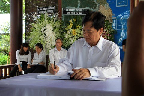 Nguyên Thủ tướng Nguyễn Tấn Dũng tiễn biệt cố Thủ tướng Phan Văn Khải