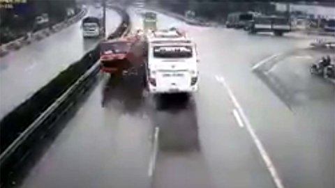 clip-xe-khach-dau-dau-xe-cuu-hoa-tren-cao-toc-phap-van-cau-gie-1.jpg