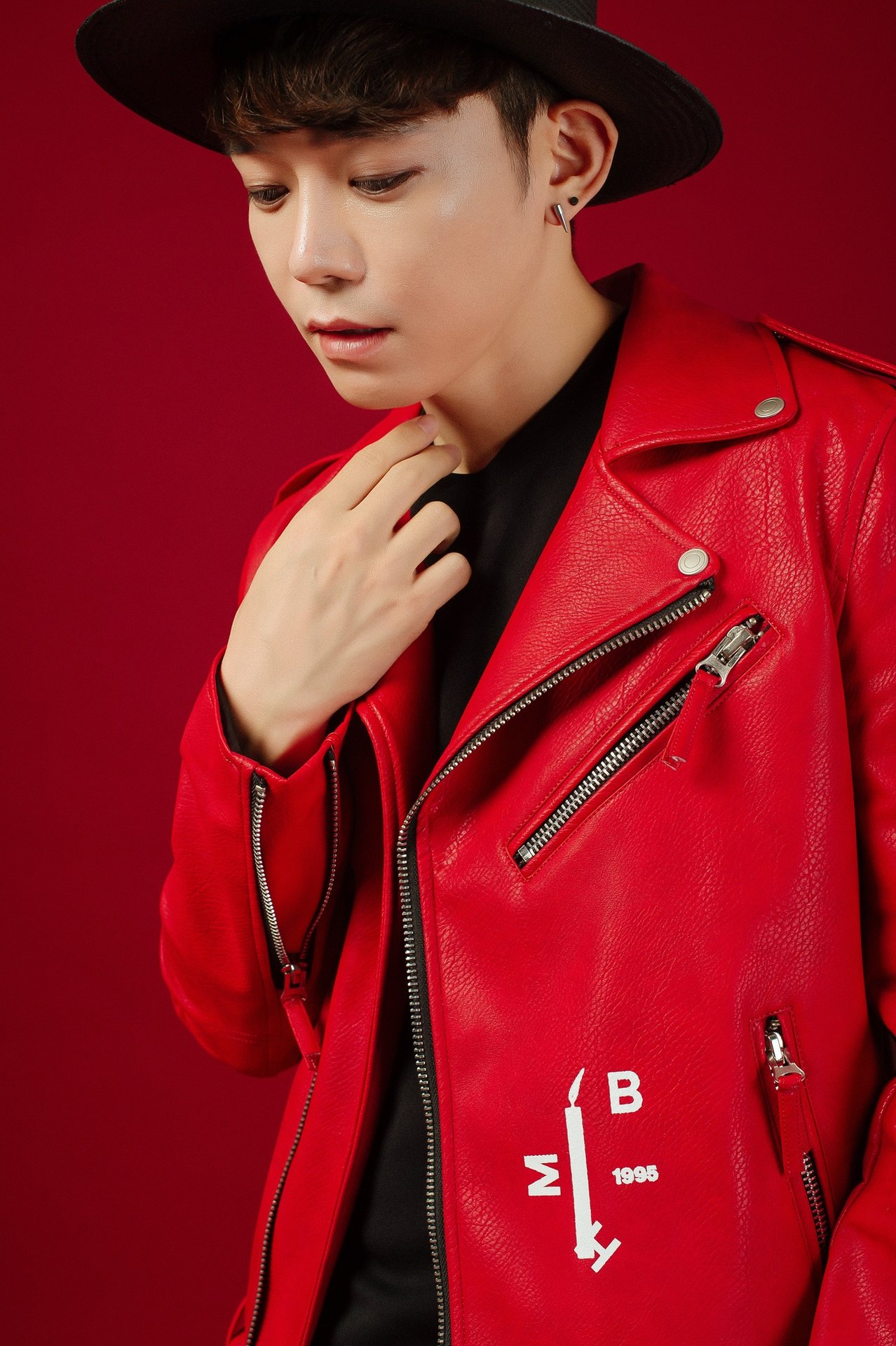 ca-si-han-quoc-jis-song-jooyoung-he-lo-li-do-bat-ngo-khi-chon-doi-hlv-le-minh-son