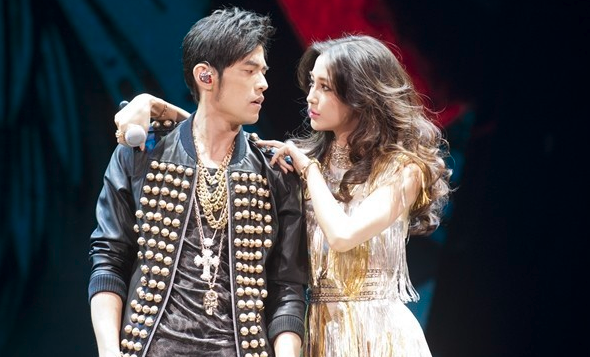 angela-baby-la-ai-va-angela-baby-tung-la-vu-cong-sexy-trong-show-cua-chau-kiet-luan