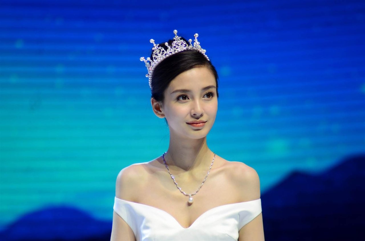 angela-baby-la-ai-va-angela-baby-tung-la-vu-cong-sexy-trong-show-cua-chau-kiet-luan