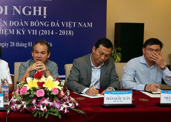 bau-duc-la-ai-va-dieu-gi-khien-bau-duc-tuyen-bo-nghi-bong-da