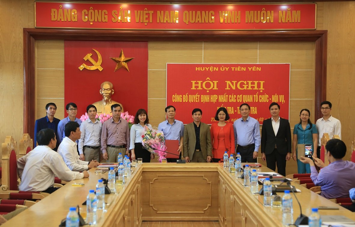 Hợp nhất Ban Tổ chức với Phòng Nội vụ; Ủy ban Kiểm tra và Thanh tra huyện