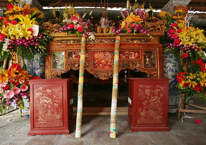 Cảnh sát dùng còng số 8 trong lễ hội giằng bông ở Hà Nội
