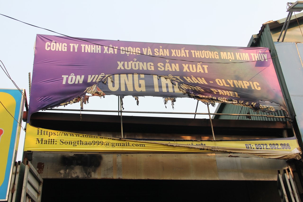 chay-lon-tai-xuong-ton-tren-duong-lac-long-quan-nguoi-dan-hot-hoang-tim-nguoi-mac-ket-trong-nha