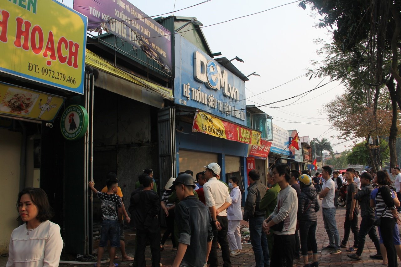 chay-lon-tai-xuong-ton-tren-duong-lac-long-quan-nguoi-dan-hot-hoang-tim-nguoi-mac-ket-trong-nha