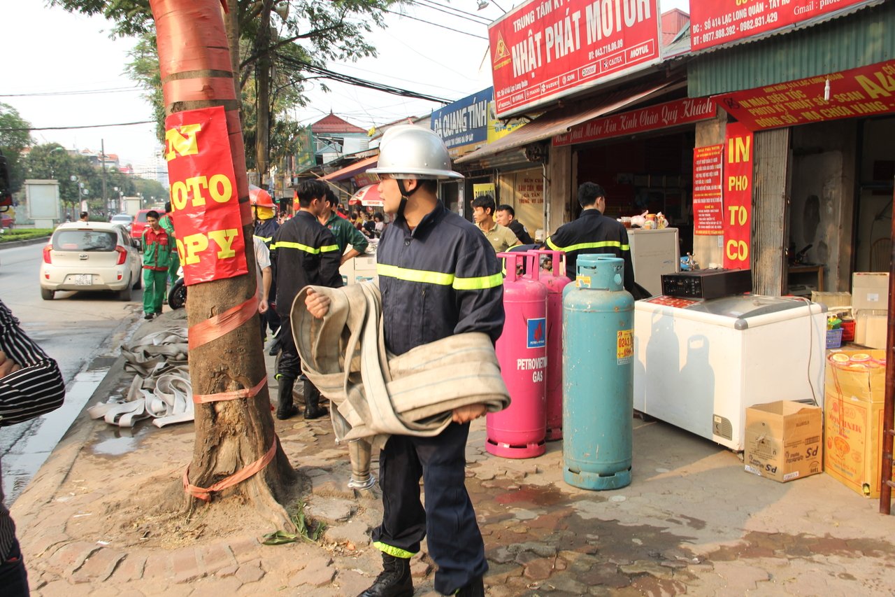 chay-lon-tai-xuong-ton-tren-duong-lac-long-quan-nguoi-dan-hot-hoang-tim-nguoi-mac-ket-trong-nha