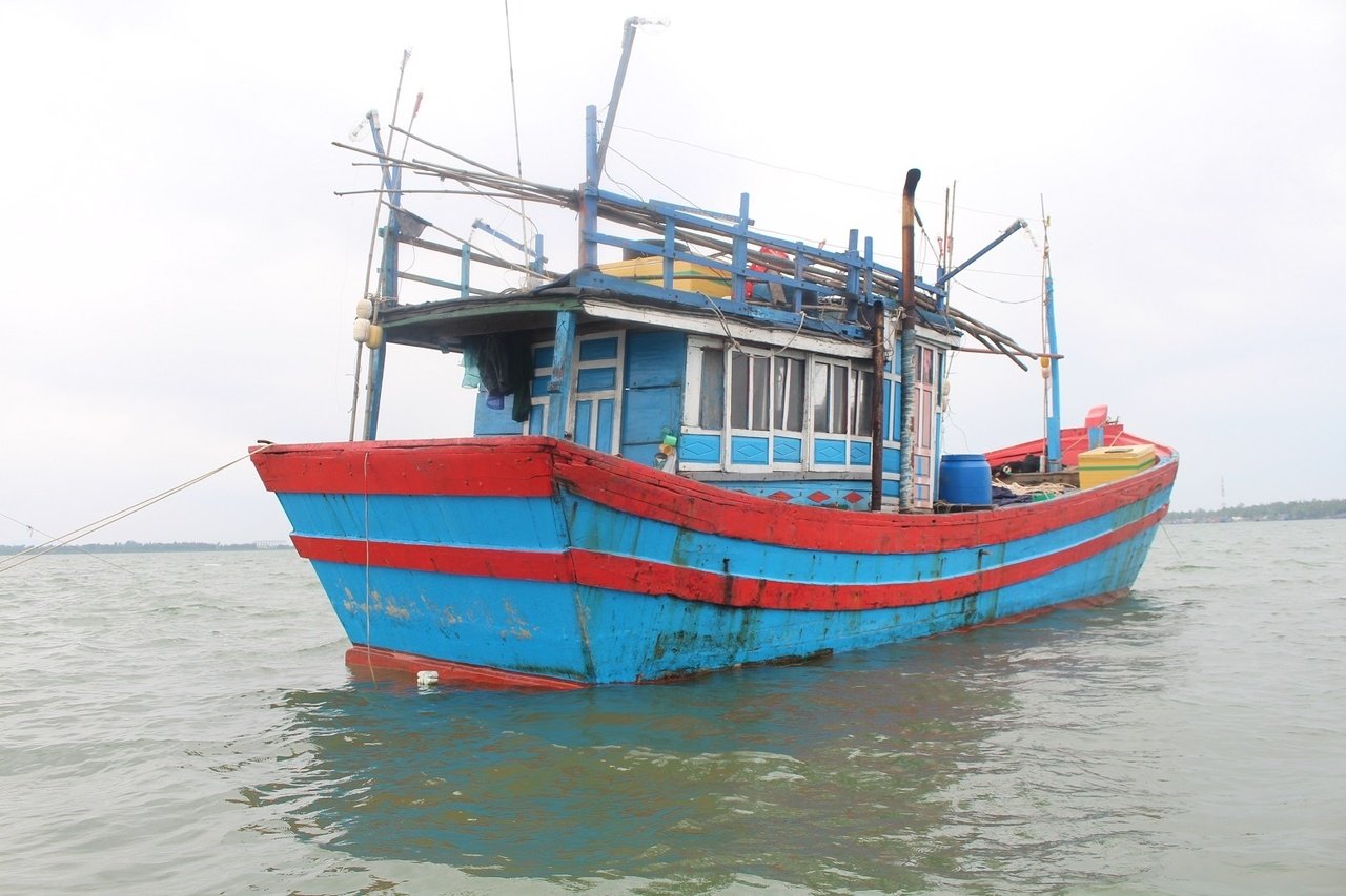 dang-hanh-nghe-danh-bat-mot-tau-ca-viet-nam-bi-tau-nuoc-ngoai-ap-sat-dap-pha