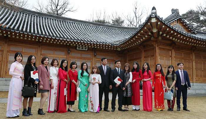 de-nhat-phu-nhan-han-quoc-dua-sinh-vien-viet-tham-quan-nha-xanh