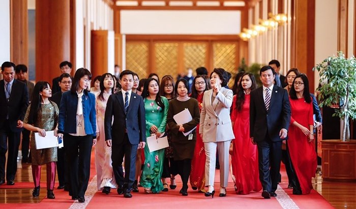 de-nhat-phu-nhan-han-quoc-dua-sinh-vien-viet-tham-quan-nha-xanh
